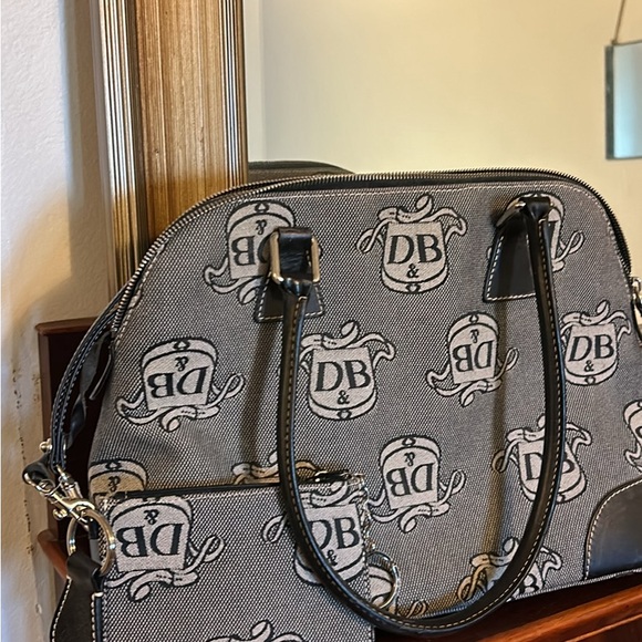 Vintage Dooney and Bourke signature Donegal Crest domed satchel - Picture 4 of 7